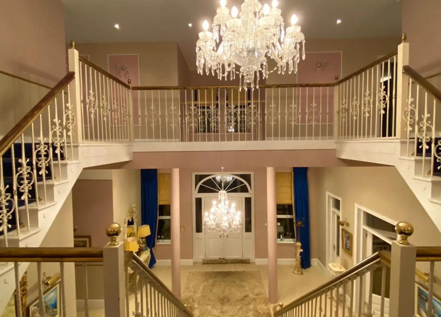 בנראטי Rossmanagher House 0*,